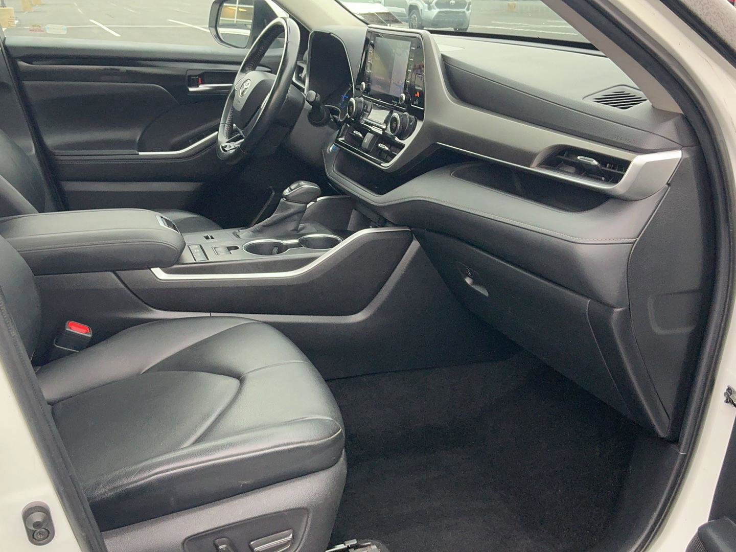 Used 2020 Toyota Highlander XLE AWD/4WD image 30