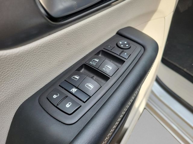 Used 2024 Chrysler Pacifica Touring-L image 13