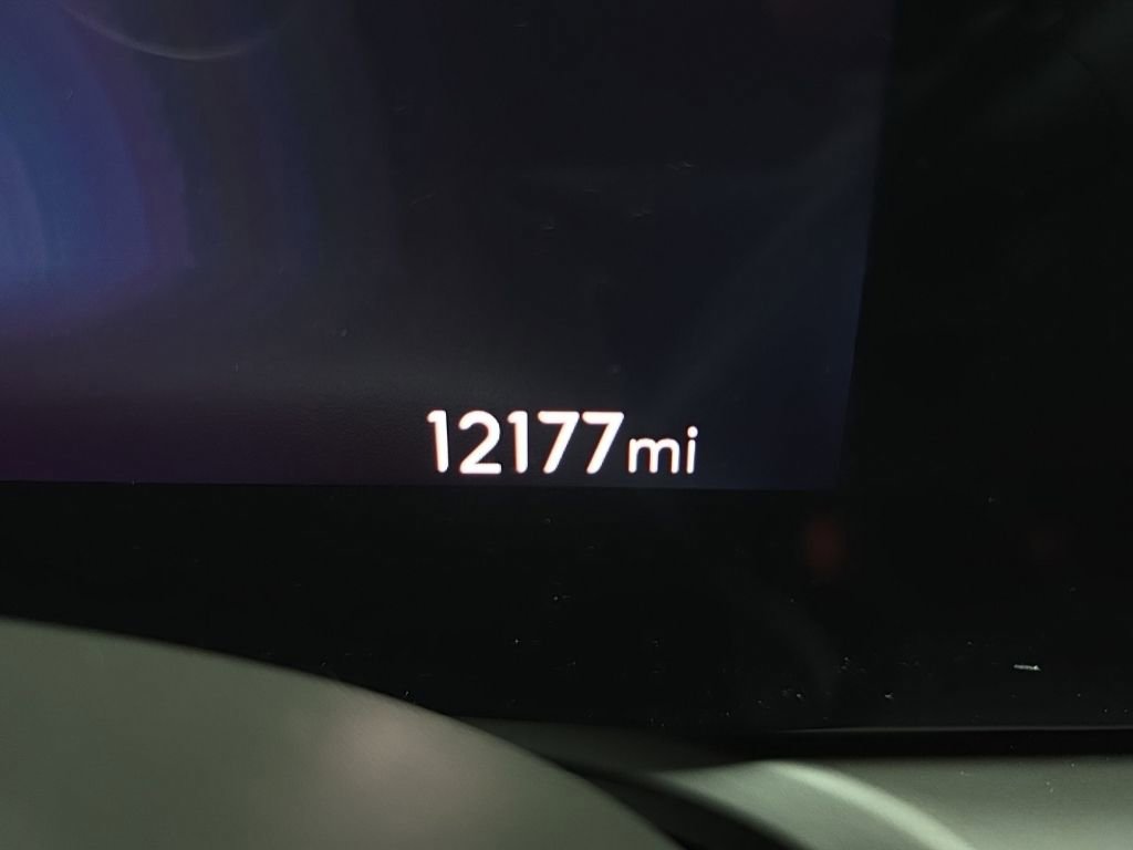 Used 2025 Buick Encore GX Avenir w/ Avenir Technology Package AWD/4WD image 32