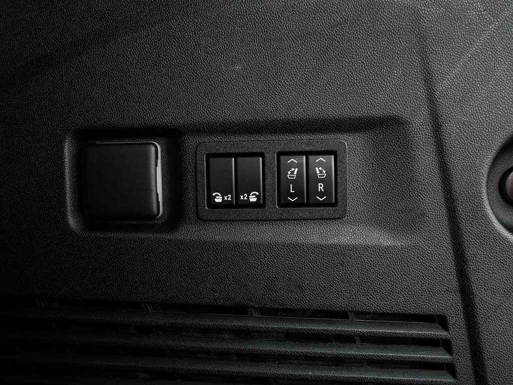 Used 2022 Chevrolet Suburban RST w/ Sport Performance Package image 44