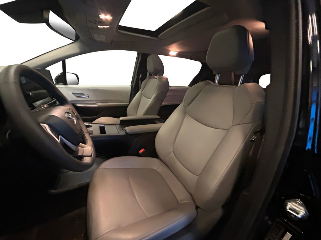 Used 2025 Toyota Sienna XLE image 9