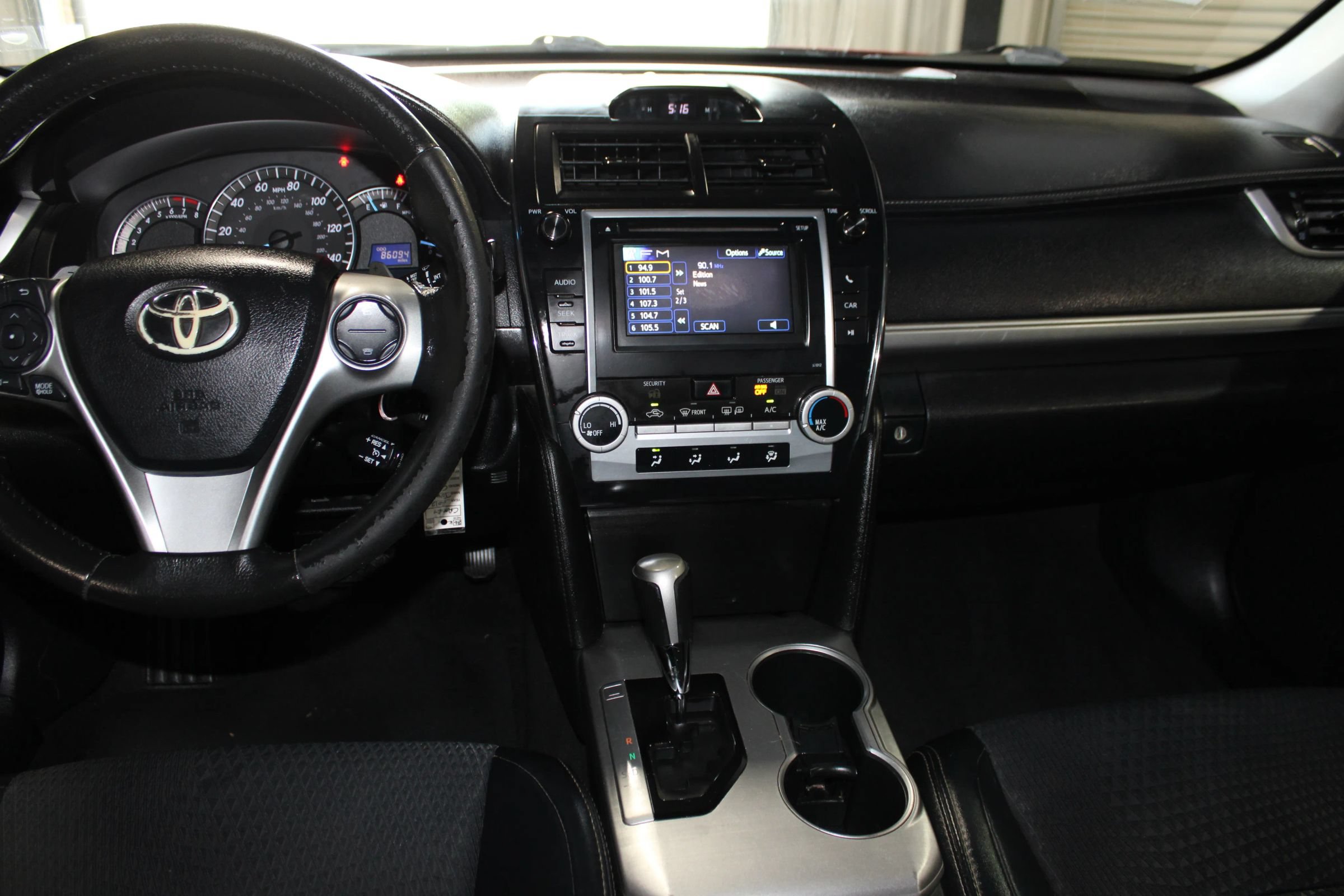Used 2012 Toyota Camry SE FWD image 13