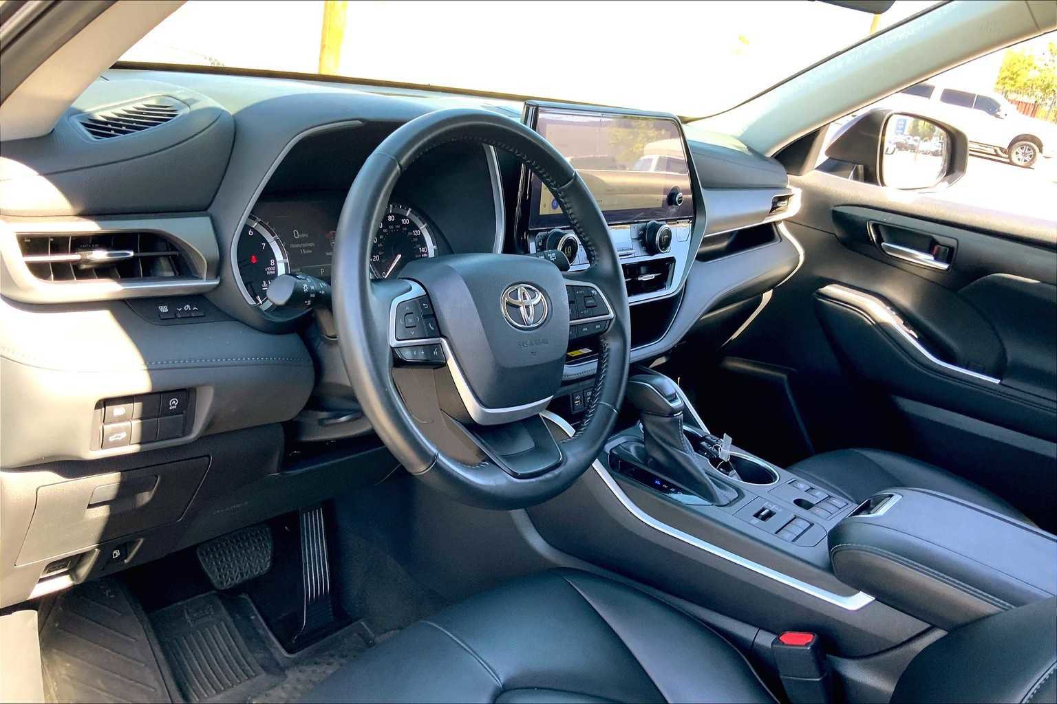 Certified 2023 Toyota Highlander XLE image 14