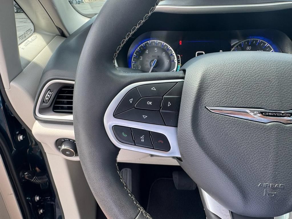 Used 2023 Chrysler Pacifica Touring-L FWD image 26