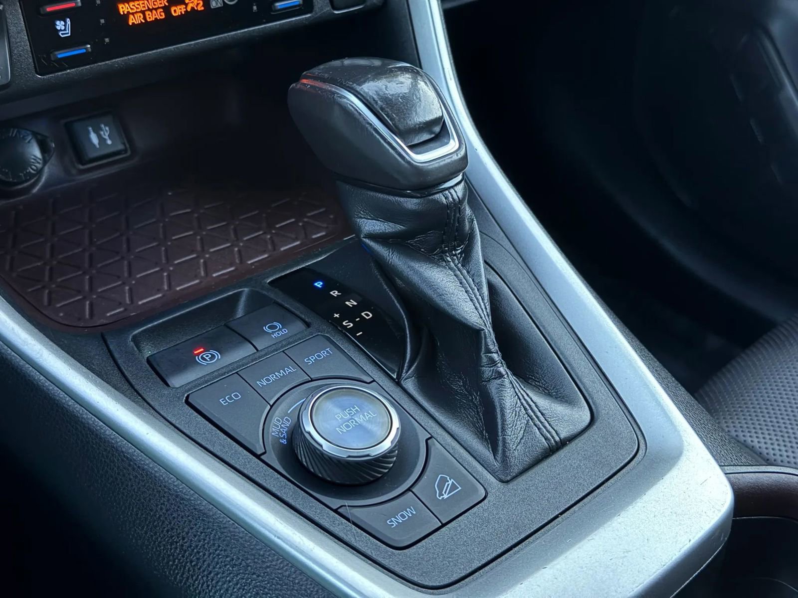 Used 2019 Toyota RAV4 Limited w/ Cold Weather Package image 25