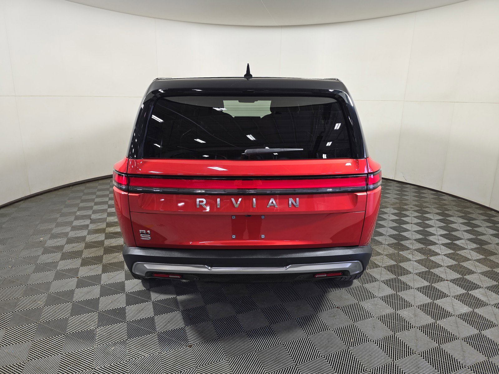 Used 2025 Rivian R1S Adventure image 4
