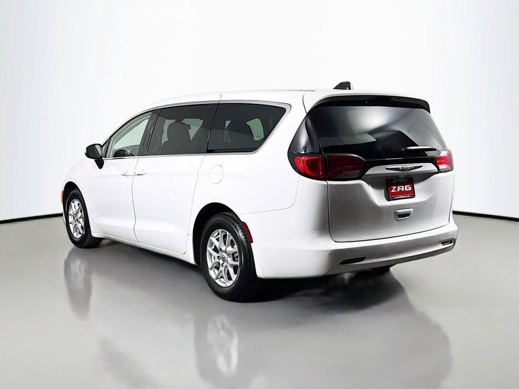 Used 2022 Chrysler Voyager LX image 3