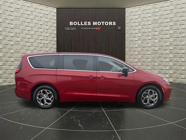 Used 2024 Chrysler Pacifica Limited FWD image 2