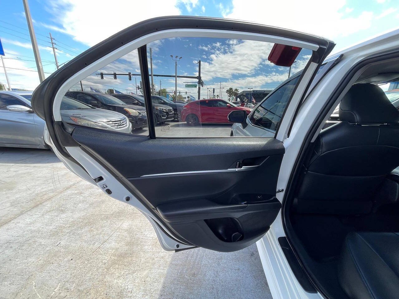 Used 2019 Toyota Camry SE FWD image 10
