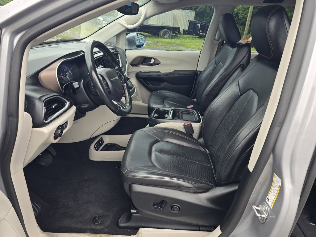 Used 2019 Chrysler Pacifica Touring-L w/ Advanced Safetytec Group FWD image 12