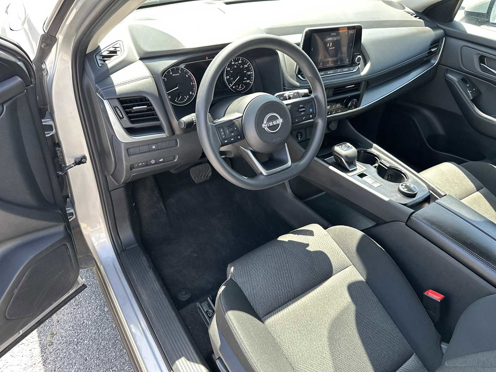 Used 2024 Nissan Rogue SV AWD/4WD image 10