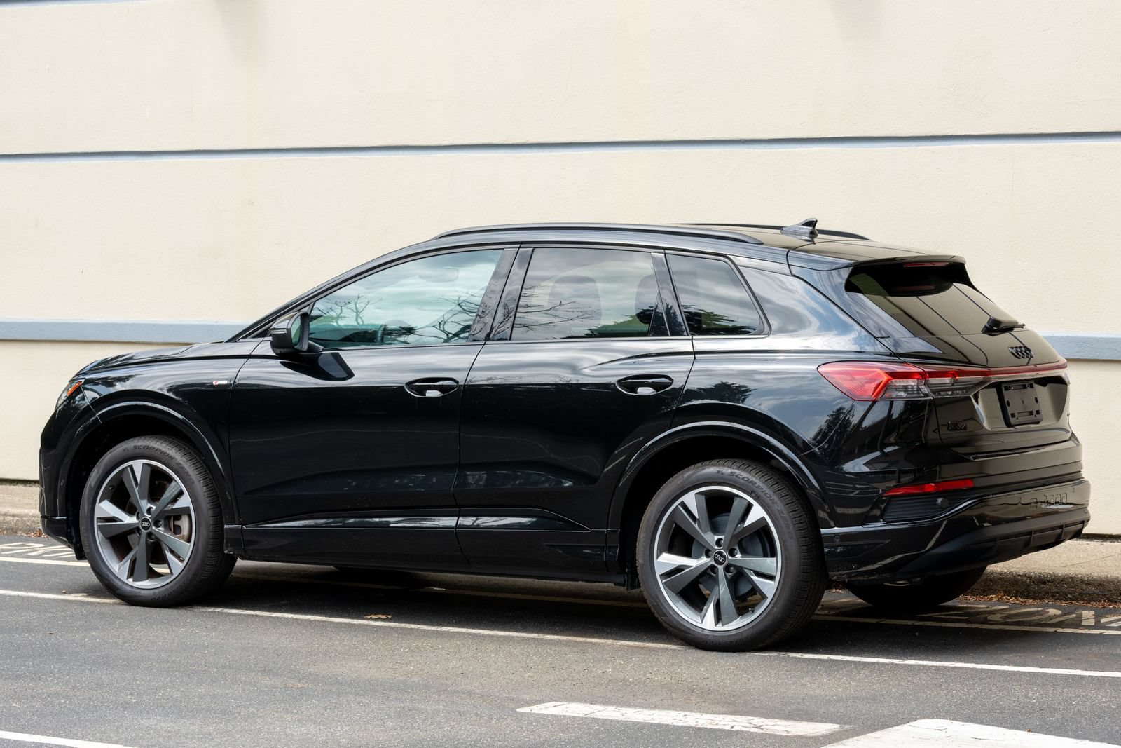 Used 2023 Audi Q4 e-tron Premium Plus w/ Premium Plus AWD/4WD image 8