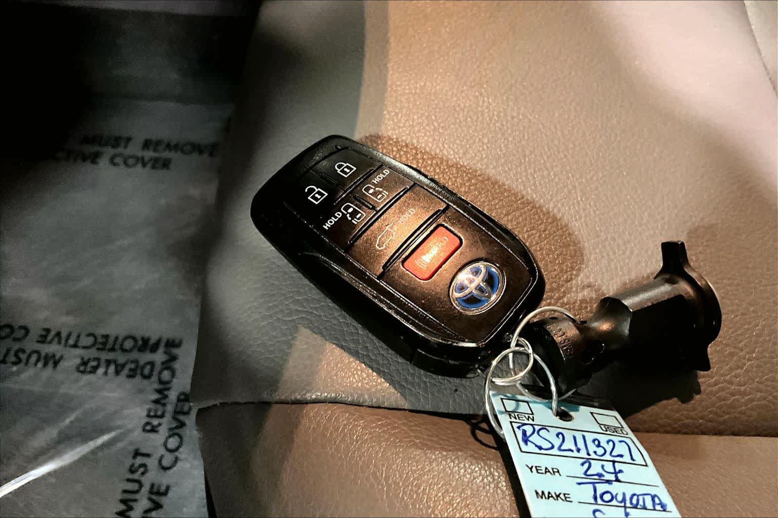 Used 2024 Toyota Sienna XLE FWD image 15