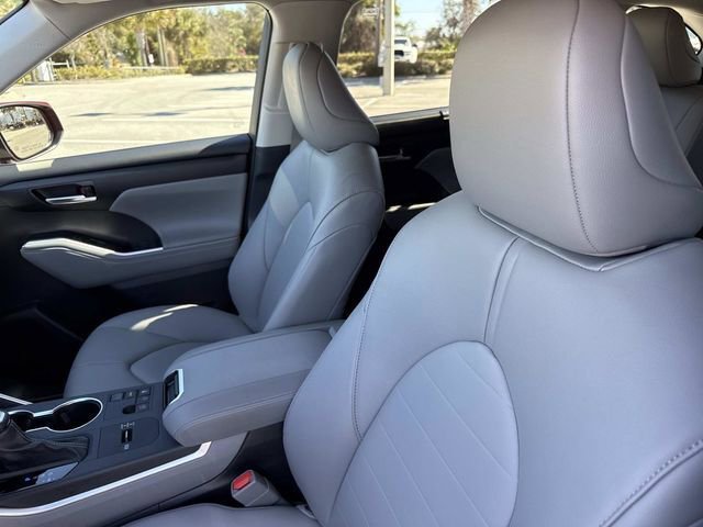 Used 2025 Toyota Highlander XLE image 22