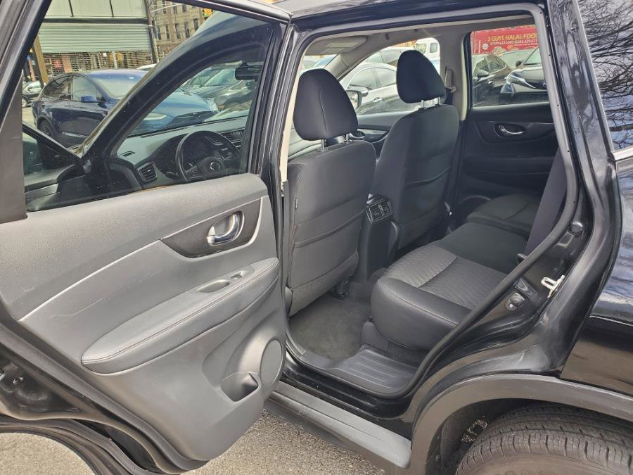 Used 2018 Nissan Rogue SV image 12