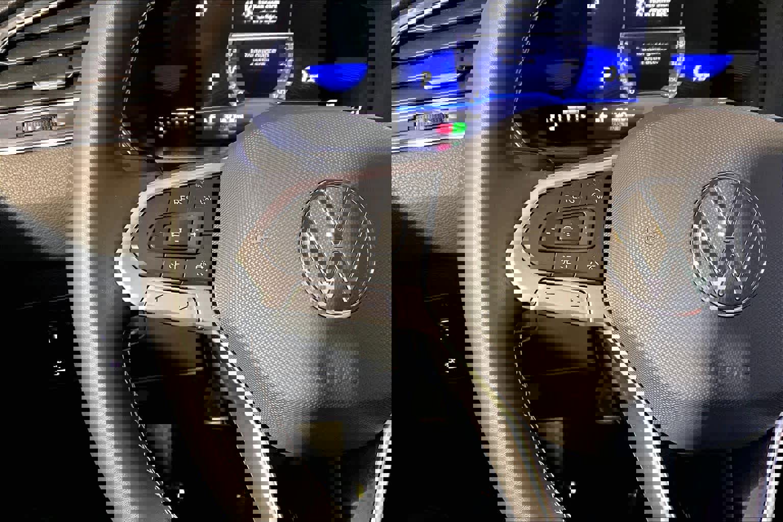 Used 2022 Volkswagen Tiguan SE w/ Panoramic Sunroof Package AWD/4WD image 24