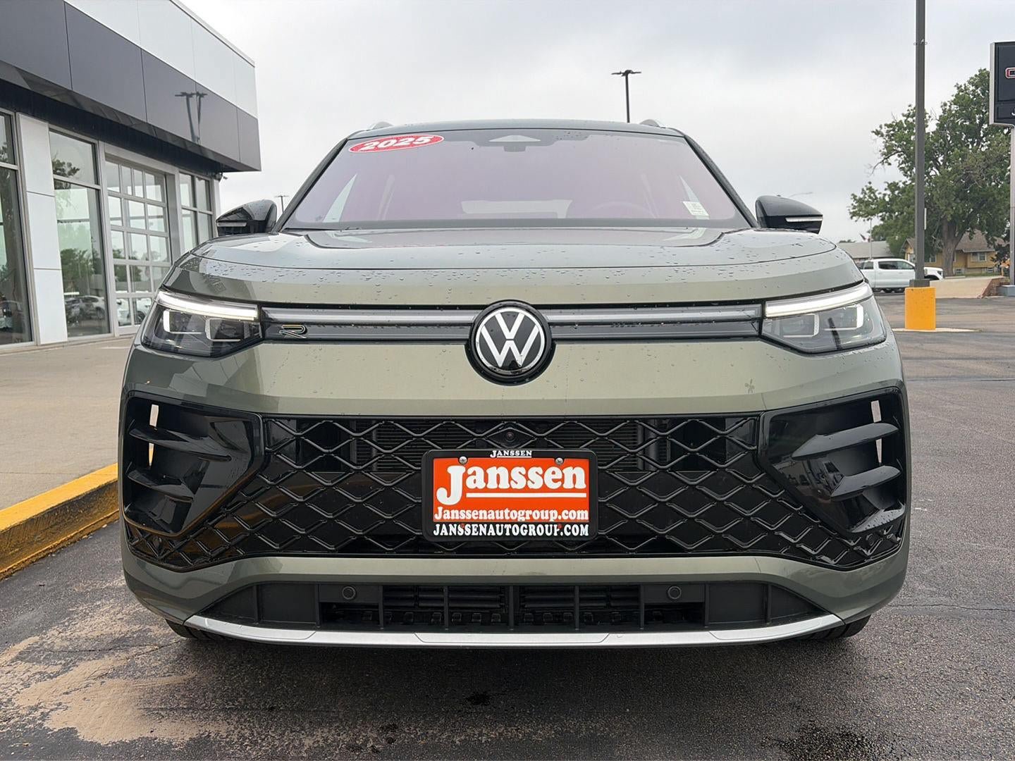 Used 2025 Volkswagen Tiguan SEL R-Line AWD/4WD image 3
