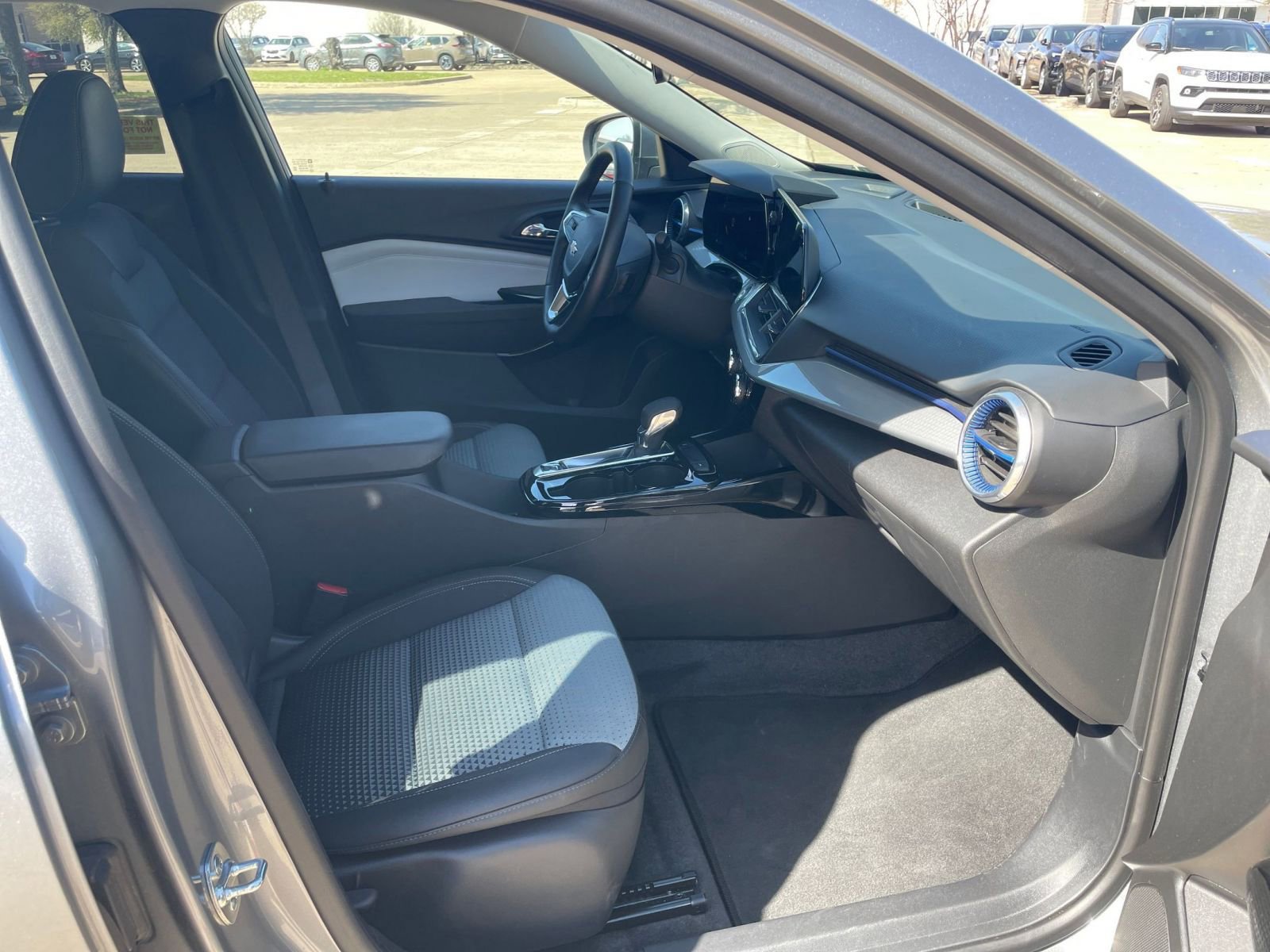 Used 2025 Chevrolet Trax LT w/ LT Convenience Package image 39