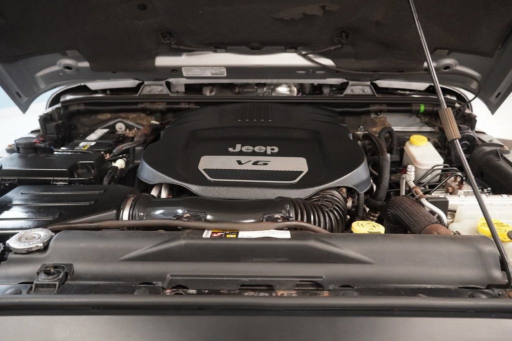 Used 2014 Jeep Wrangler Unlimited Rubicon w/ Connectivity Group image 19