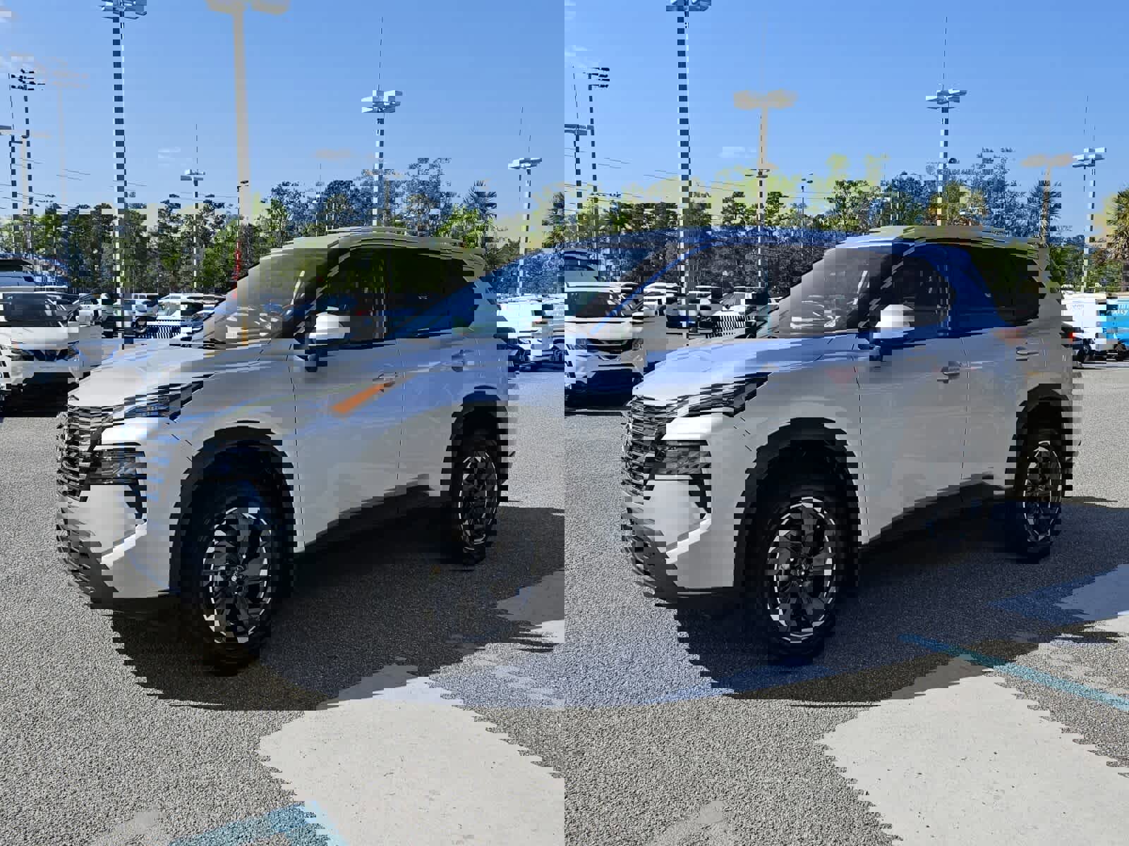 Used 2024 Nissan Rogue SV image 2