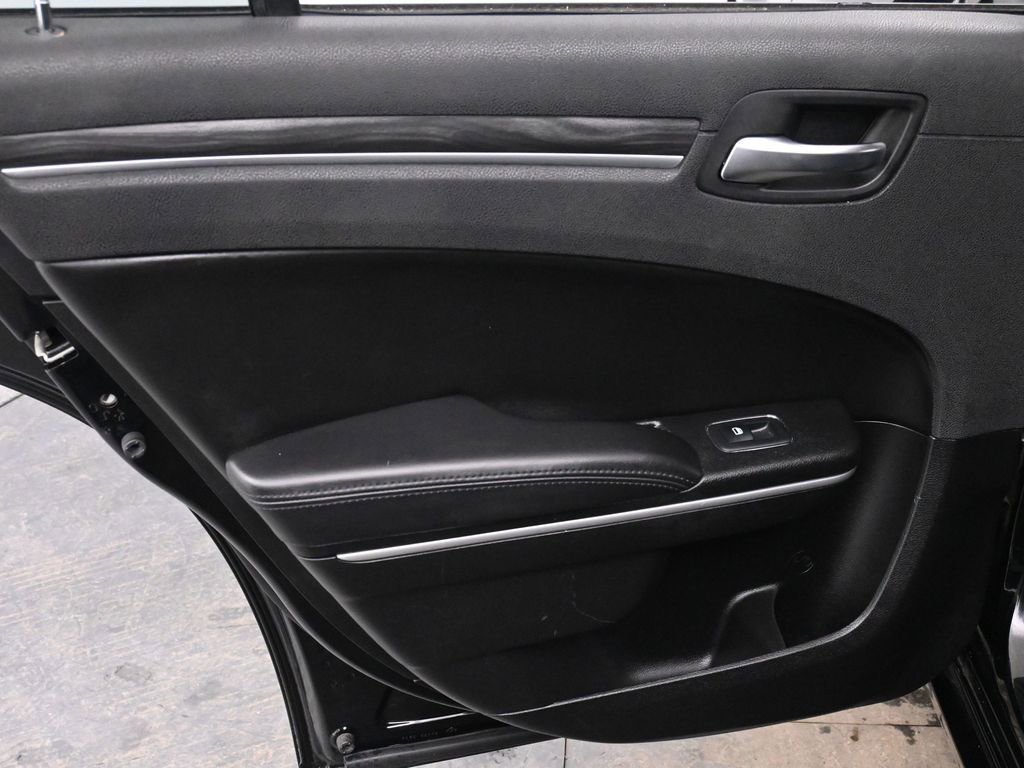 Used 2019 Chrysler 300 Touring w/ Sport Appearance Package image 13