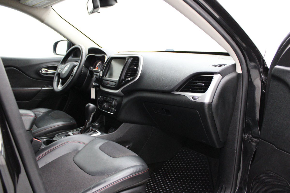 Used 2015 Jeep Cherokee Trailhawk AWD/4WD image 10