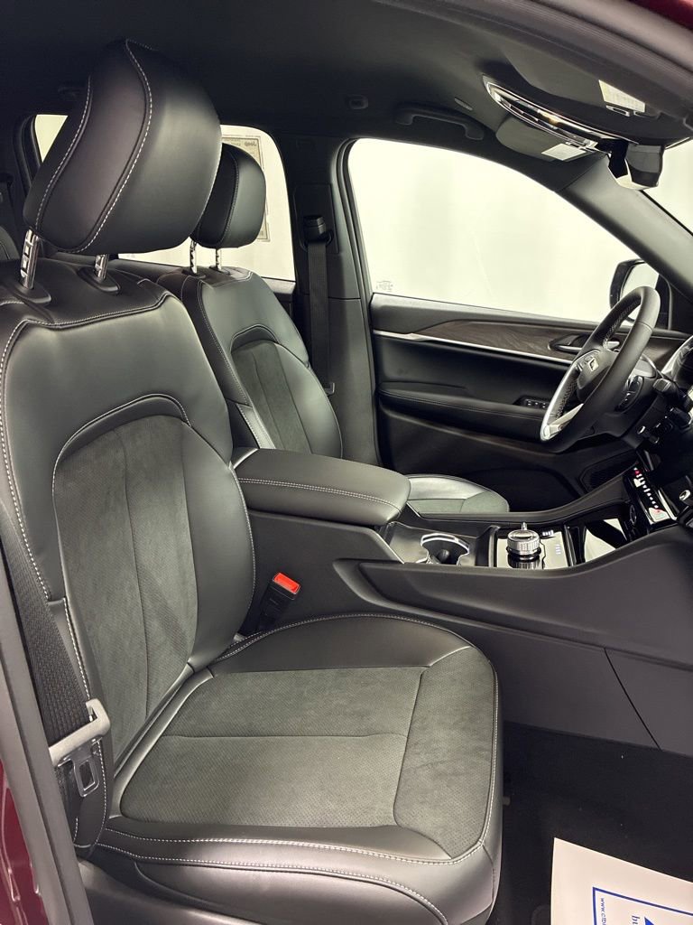 New 2026 Jeep Grand Cherokee Altitude AWD/4WD image 28