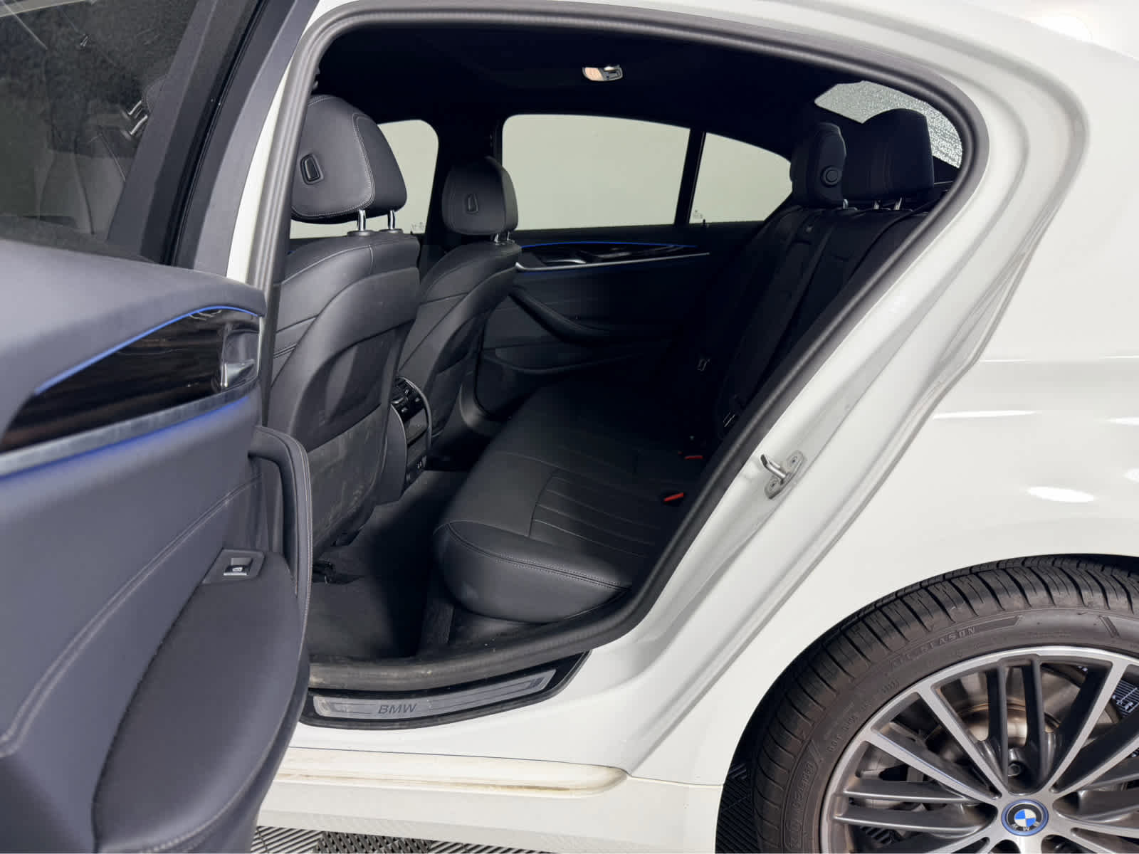 Used 2023 BMW 530e w/ Convenience Package image 15