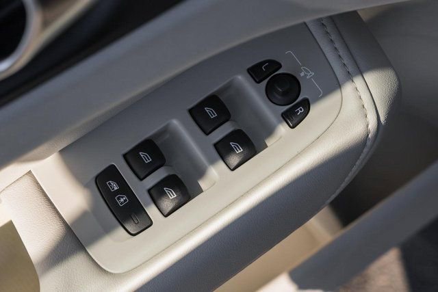 Certified 2023 Volvo XC60 B6 Ultimate w/ Protection Package Premier image 38