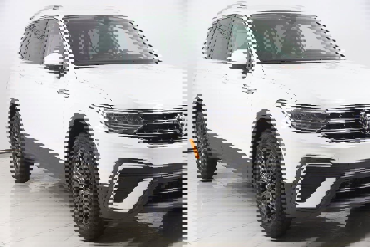 Used 2024 Volkswagen Tiguan SE image 40