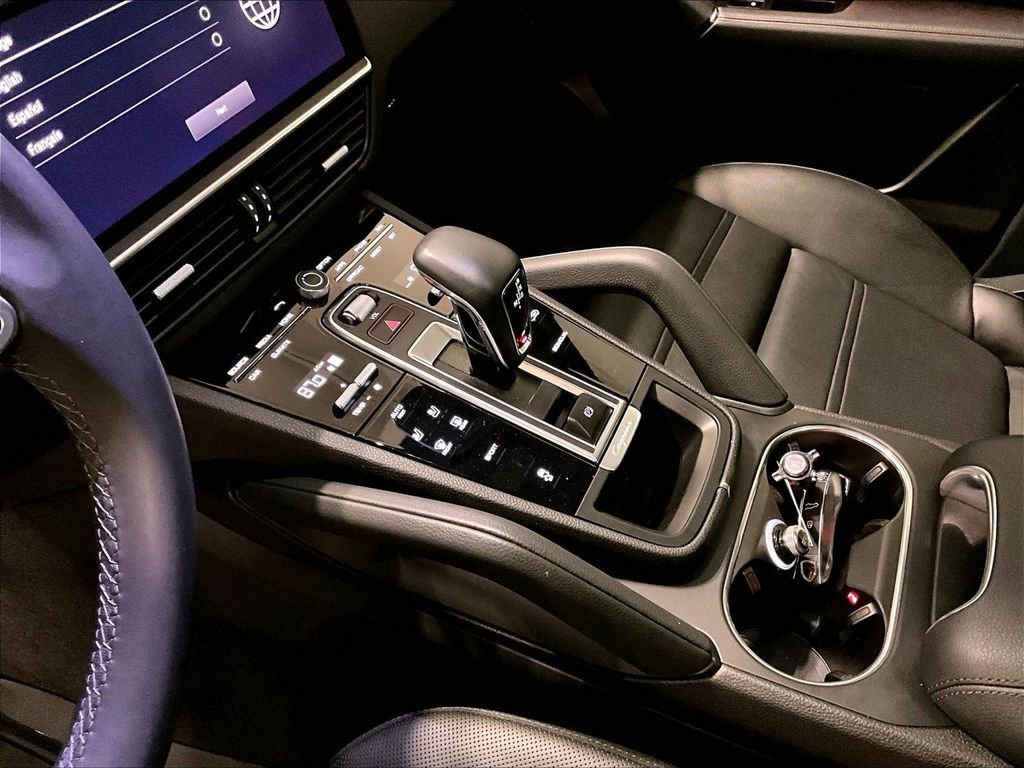 Certified 2023 Porsche Cayenne Platinum Edition image 20