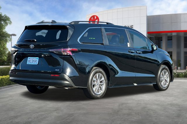 Certified 2026 Toyota Sienna XLE FWD image 5