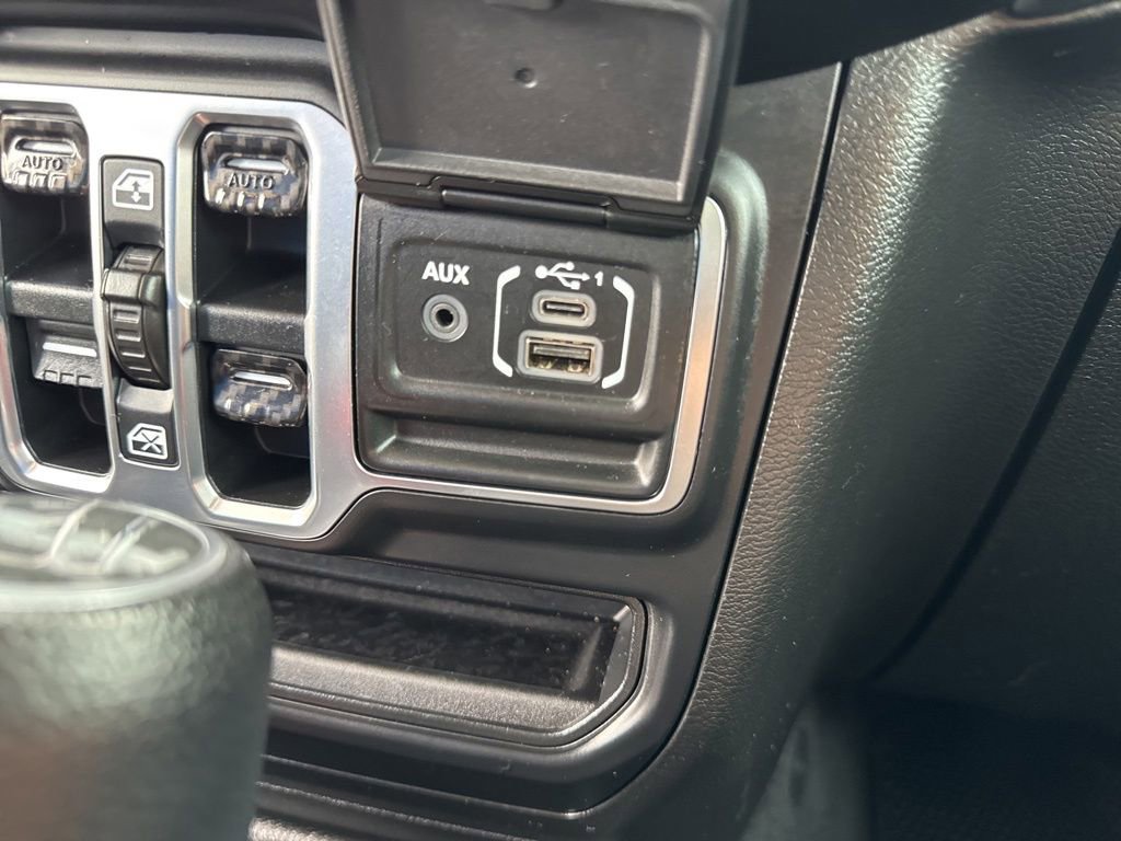 Used 2020 Jeep Wrangler Unlimited Sahara AWD/4WD image 36