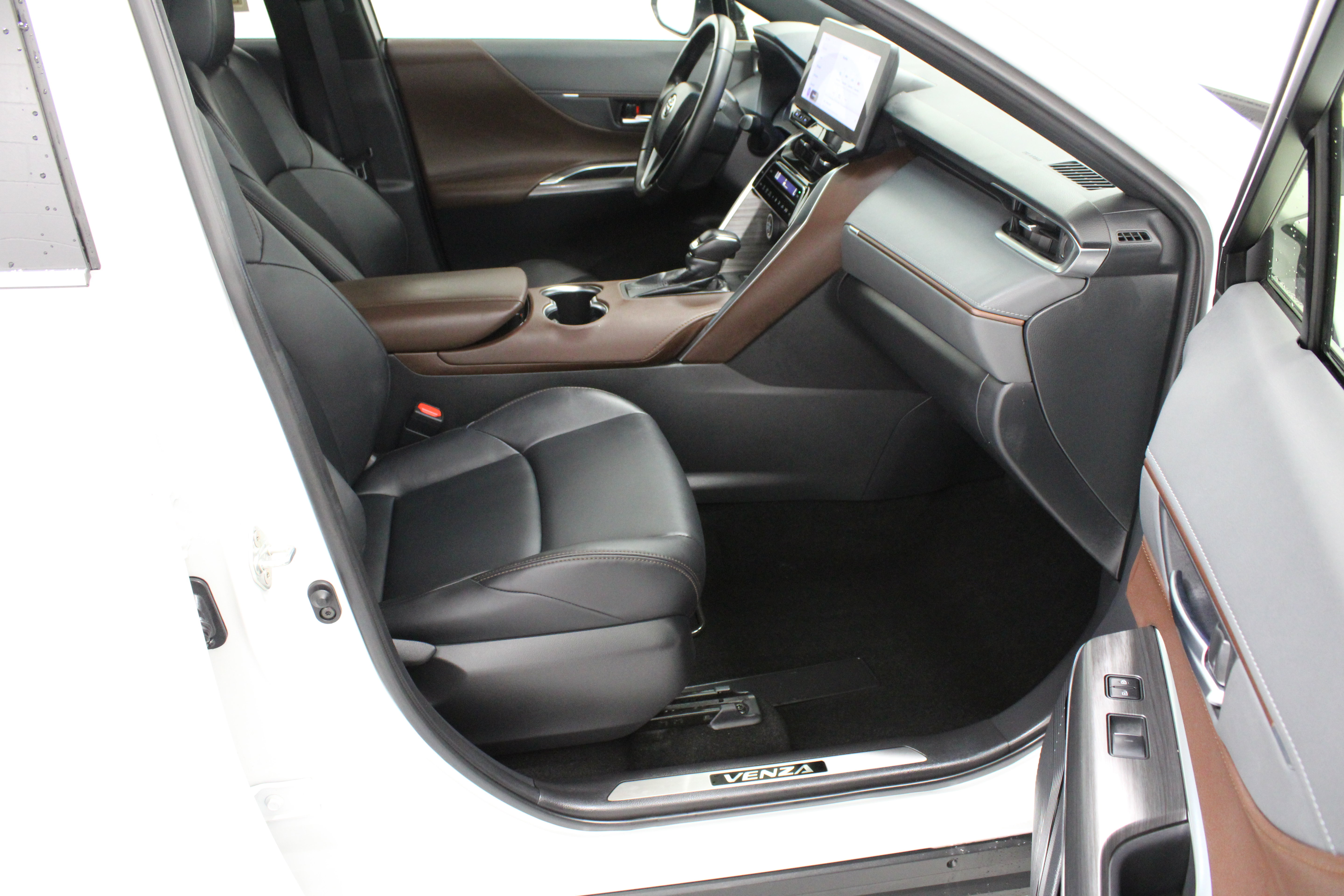 Certified 2024 Toyota Venza XLE AWD/4WD image 36