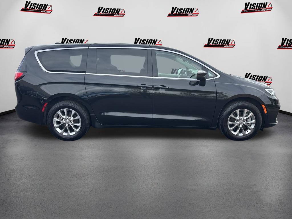 Used 2023 Chrysler Pacifica Touring-L AWD/4WD image 6