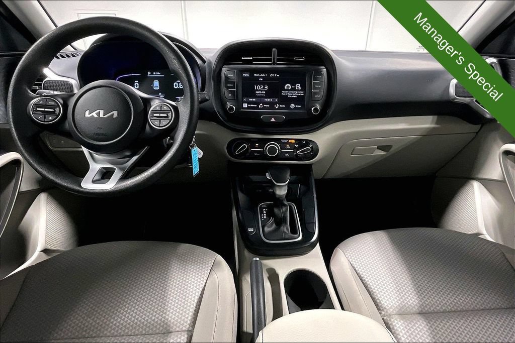 Used 2025 Kia Soul LX w/ LX Technology Package FWD image 18