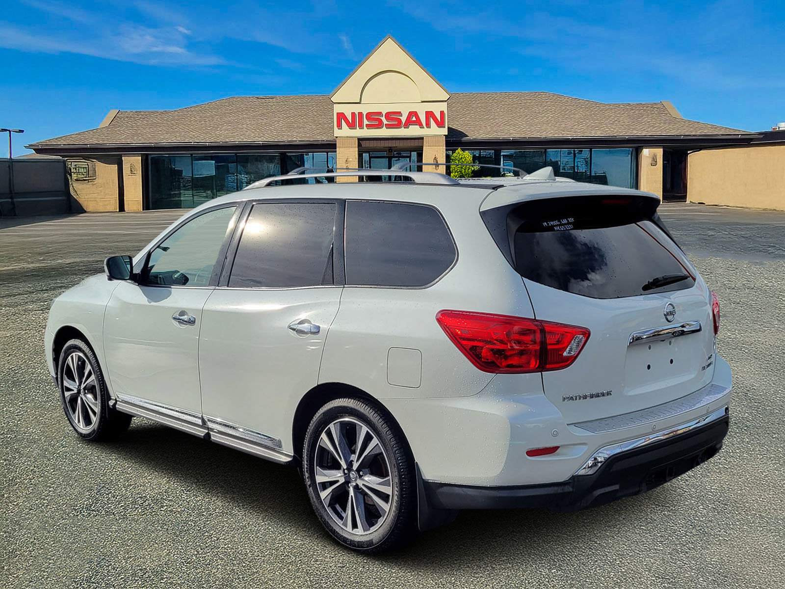 Used 2019 Nissan Pathfinder Platinum image 3