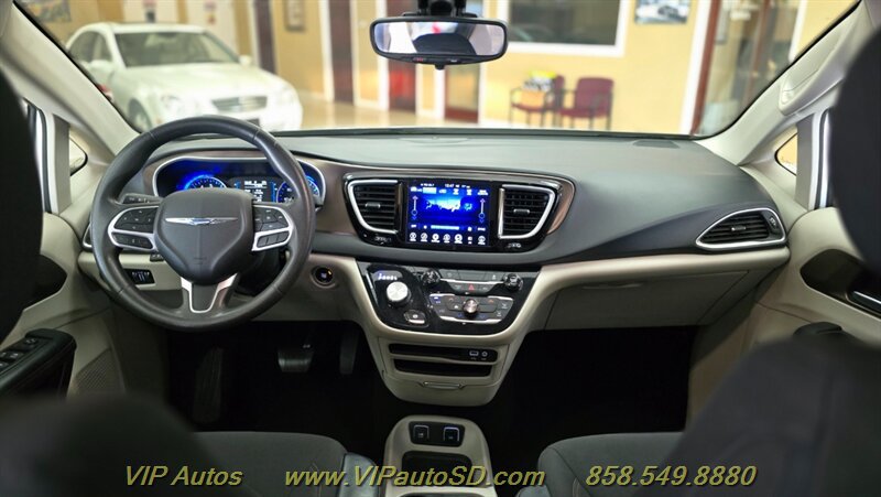 Used 2017 Chrysler Pacifica Touring FWD image 18