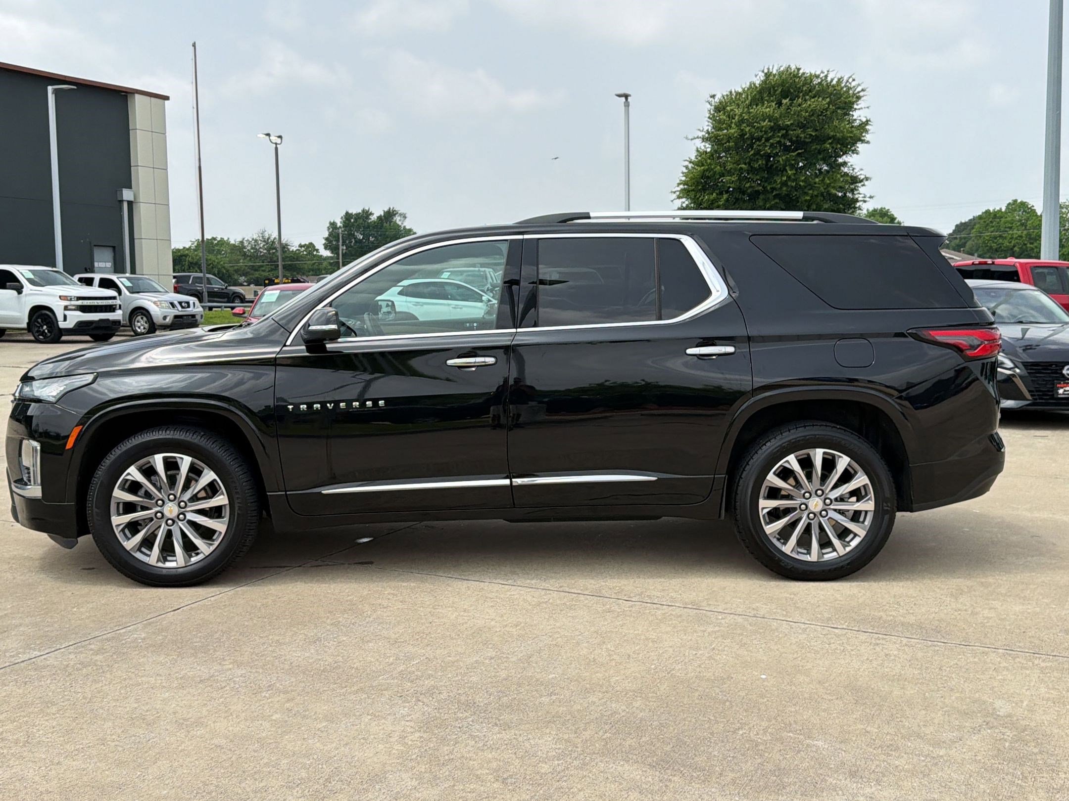 Used 2023 Chevrolet Traverse Premier FWD image 2