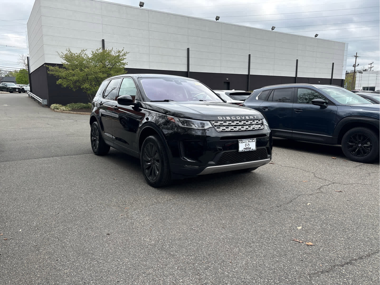 Used 2020 Land Rover Discovery Sport SE image 3