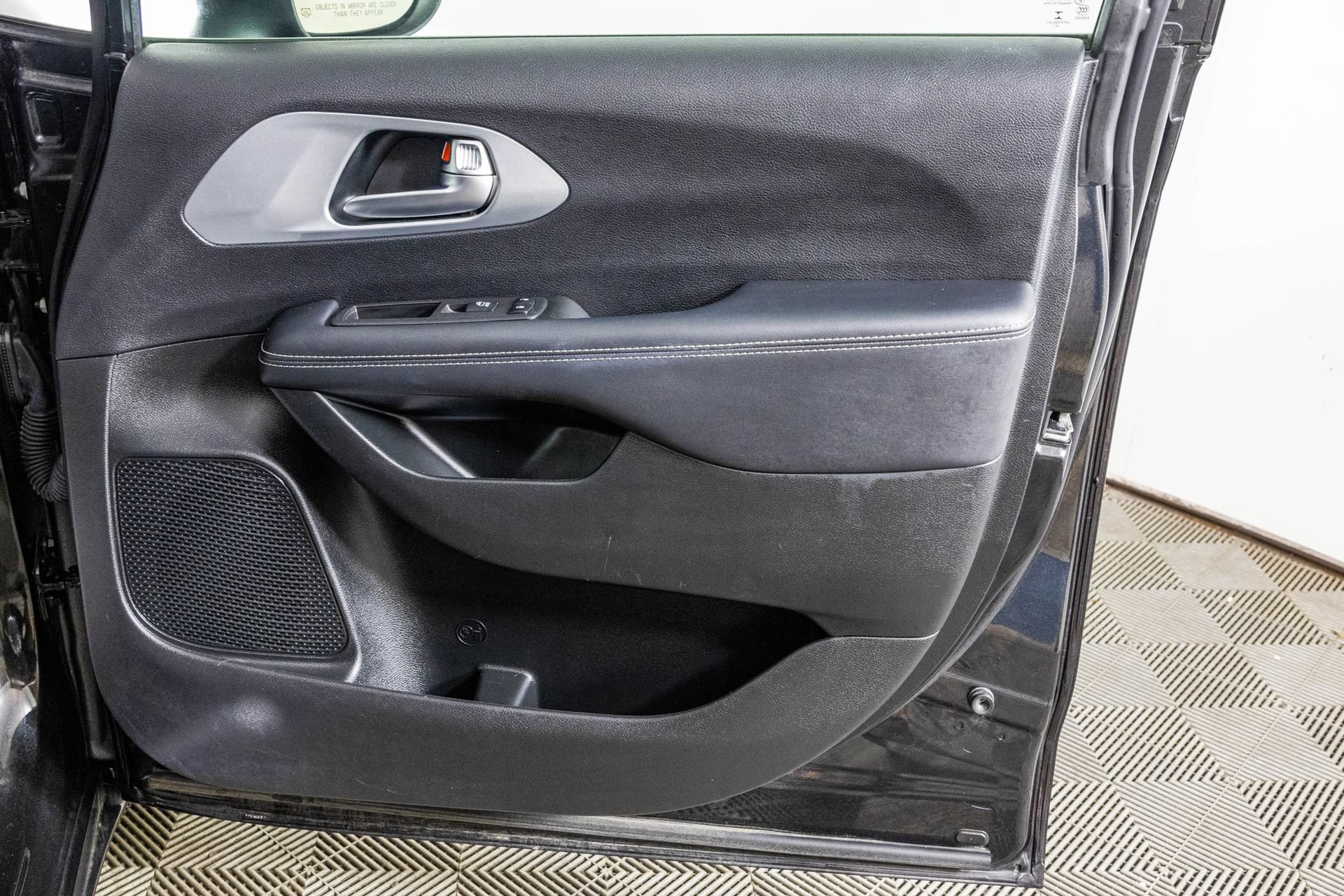 Used 2023 Chrysler Pacifica Touring FWD image 47
