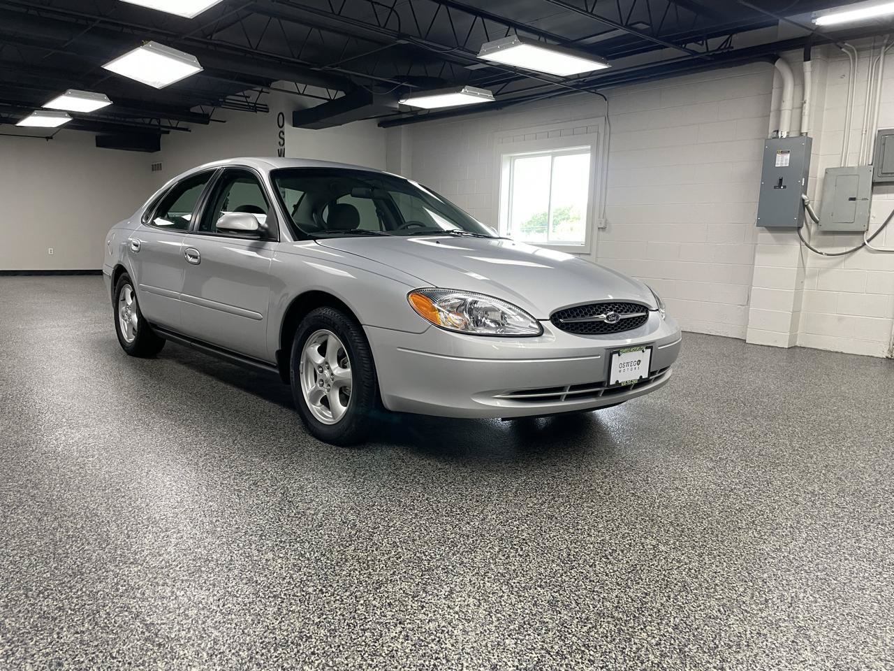 Used 2002 Ford Taurus SE FWD image 3