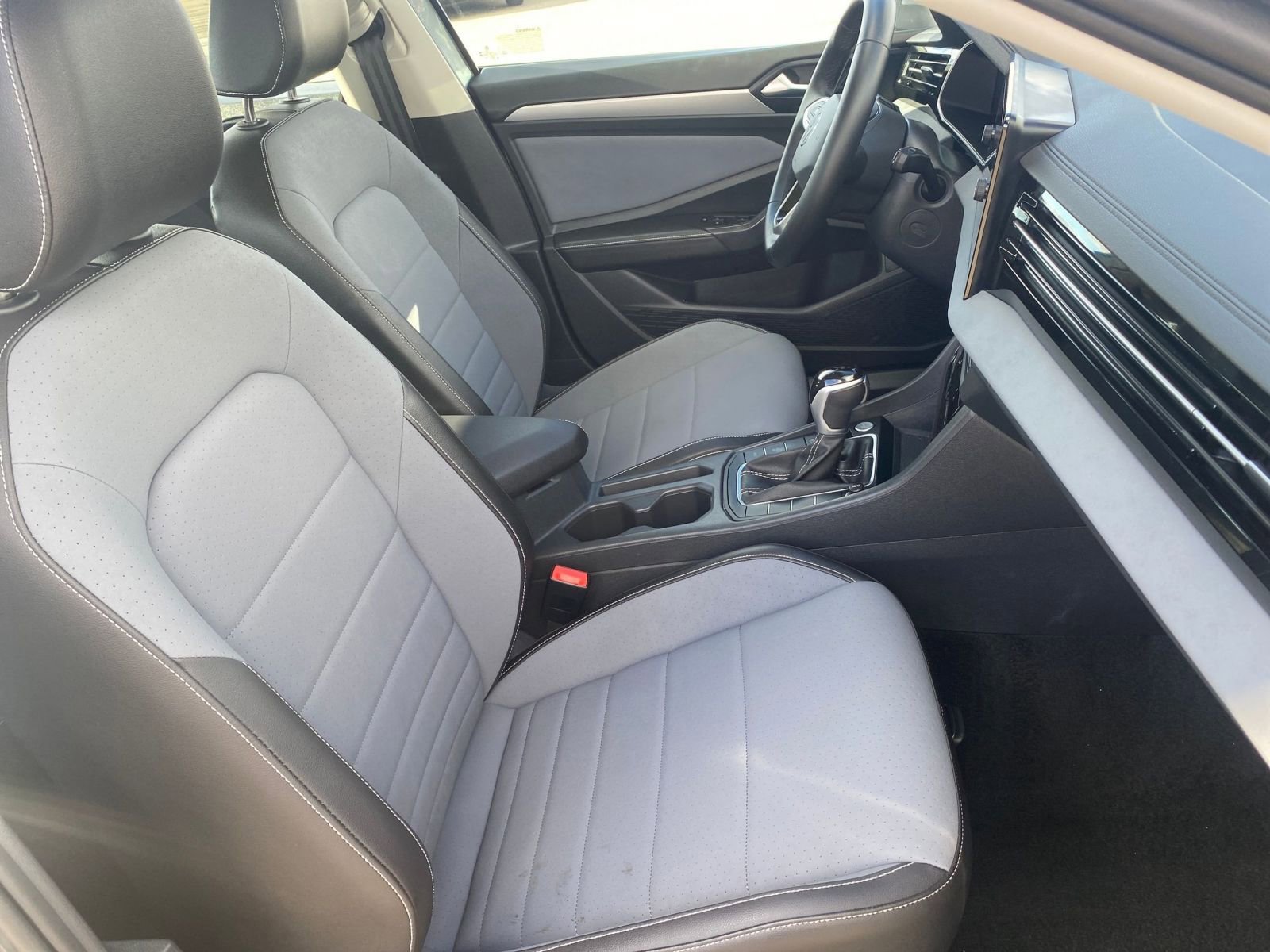 Used 2025 Volkswagen Jetta SE image 36