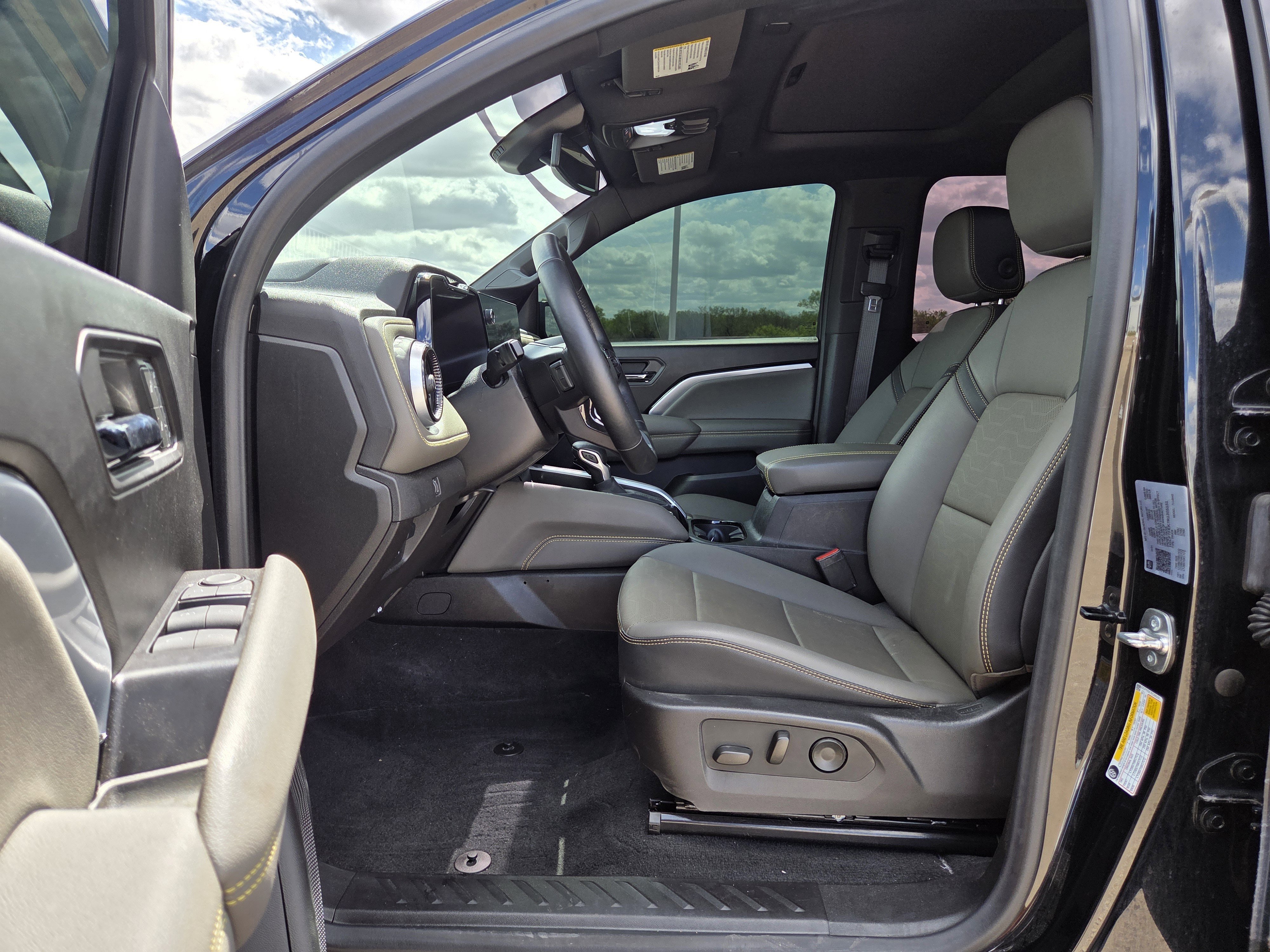 Used 2024 Chevrolet Colorado ZR2 w/ ZR2 Convenience Package III image 13