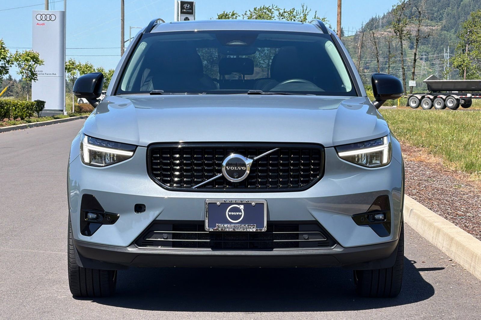 Used 2023 Volvo XC40 B5 Ultimate w/ Protection Package Premier AWD/4WD image 8