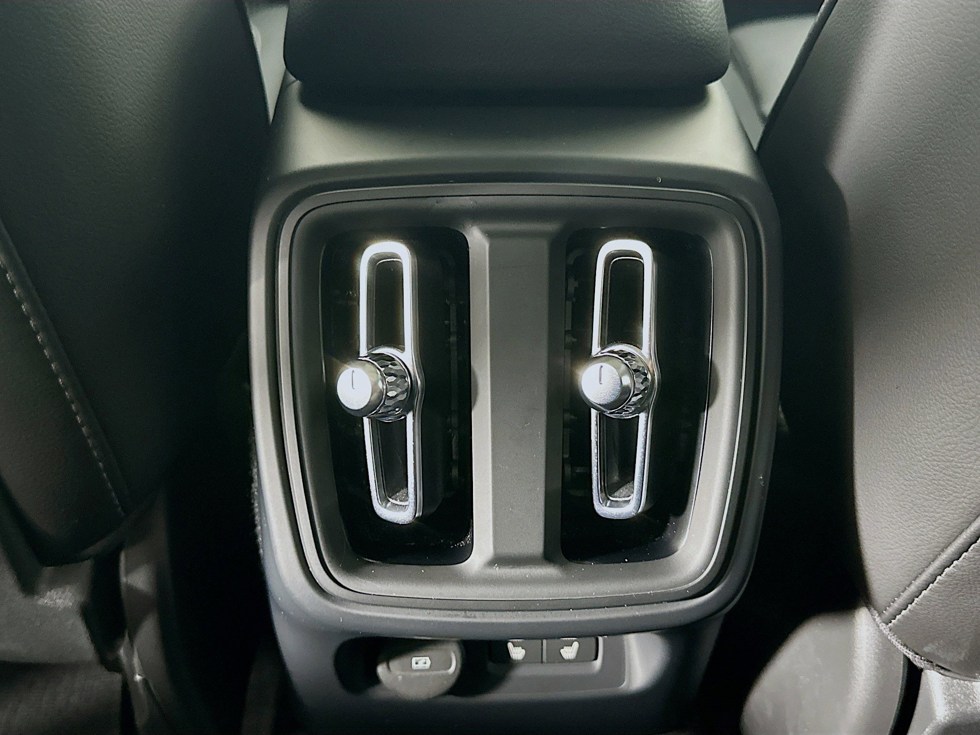 Used 2025 Volvo XC40 B5 Plus image 28