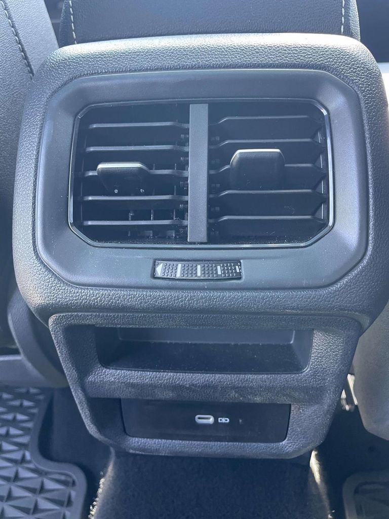 Used 2025 Volkswagen Taos SEL AWD/4WD image 10