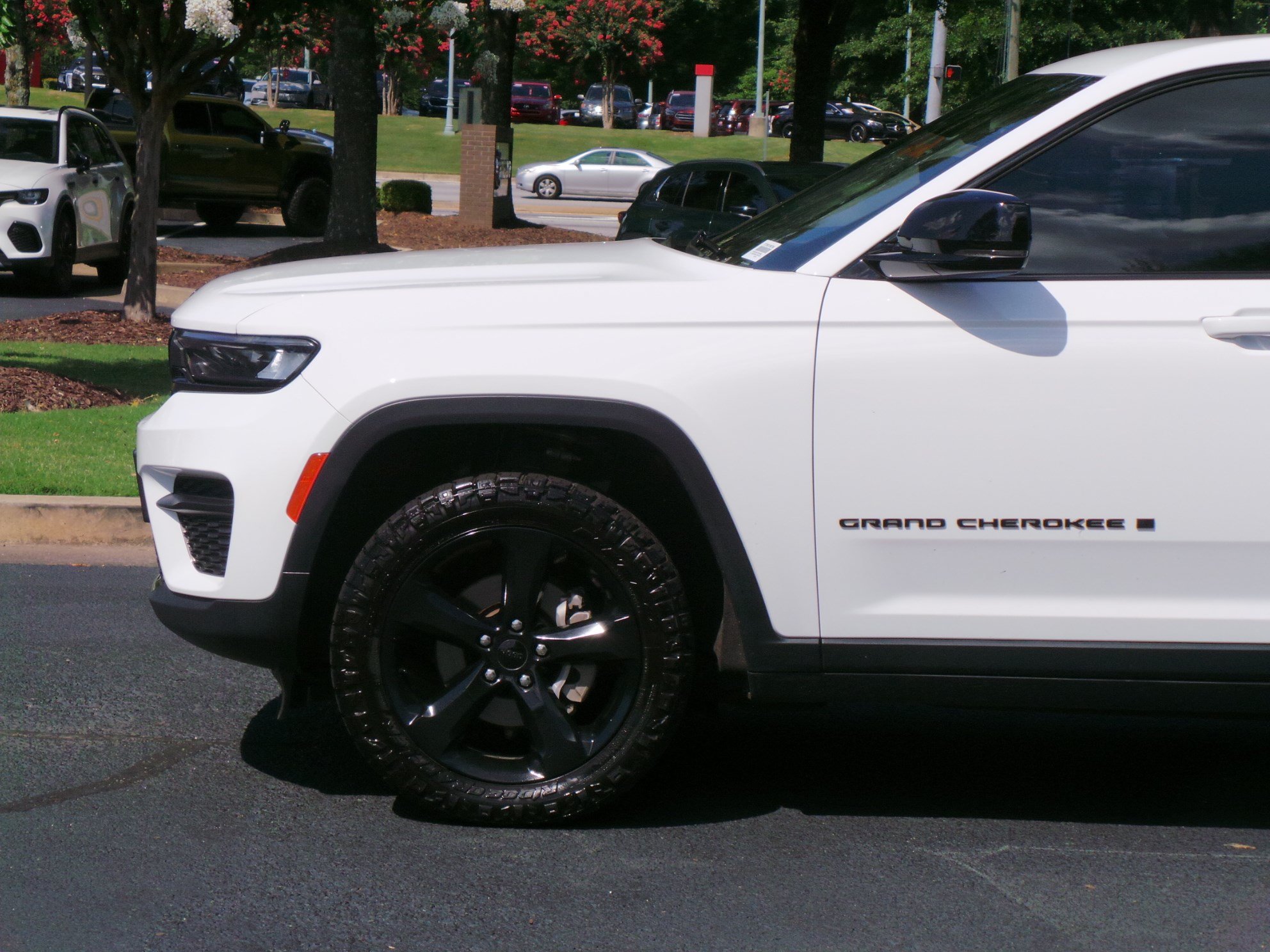 Used 2023 Jeep Grand Cherokee Altitude AWD/4WD image 22