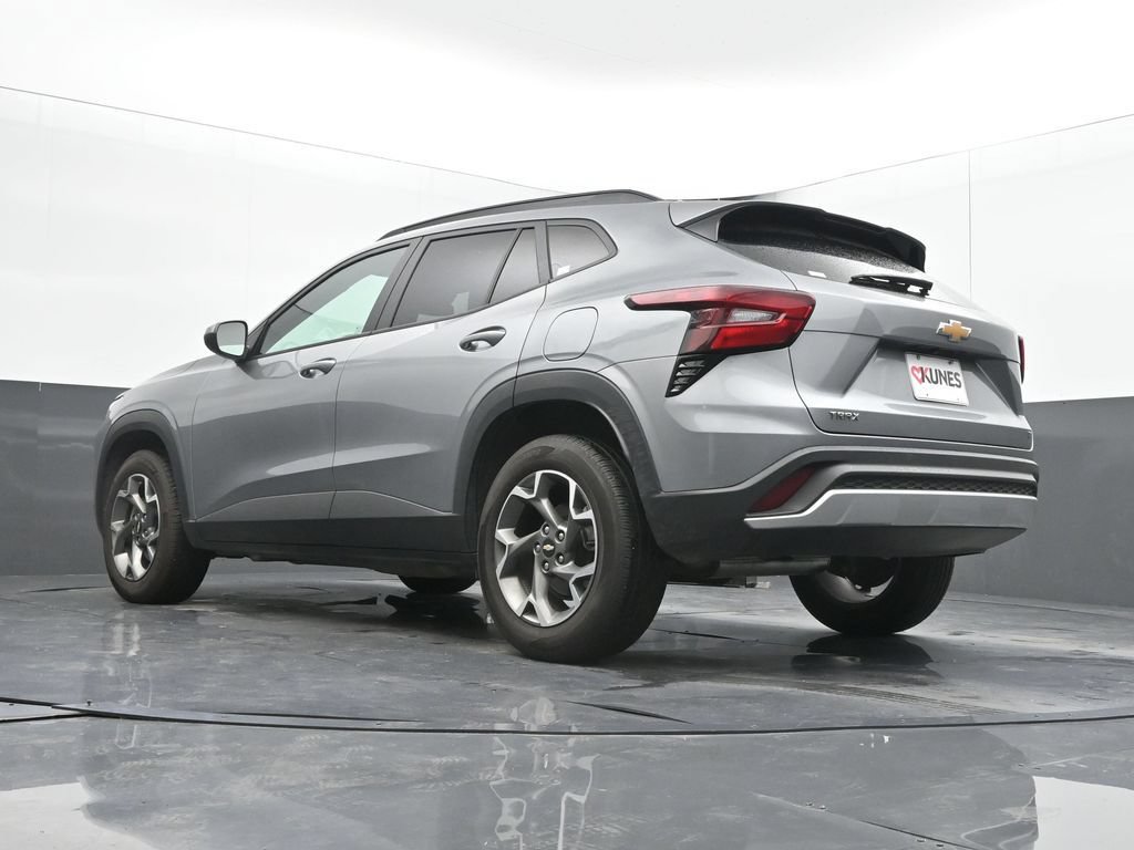 Used 2025 Chevrolet Trax LT FWD image 42