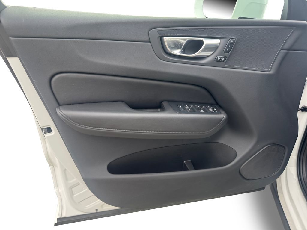 Certified 2023 Volvo XC60 B5 Plus image 8